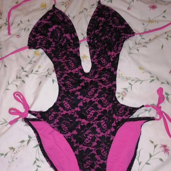 One-piece swimsuit - Picture 3 of 6